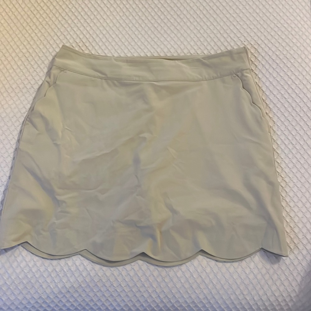 EUC Vineyard Vines golf skort with sewn in shorts size 8